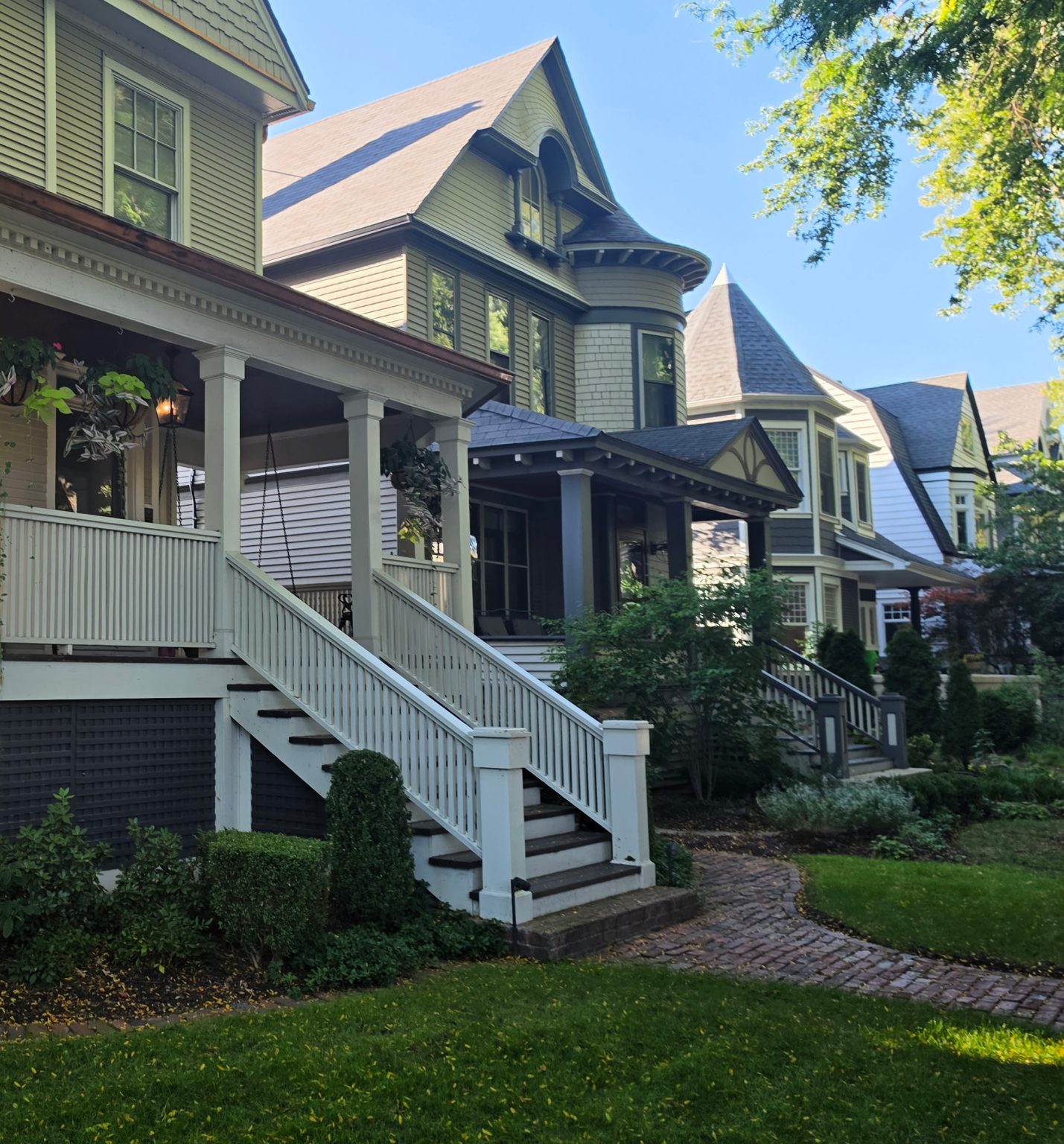 Homes with broad front porches, varied rooflines and landscaped front yards in Edgewater.